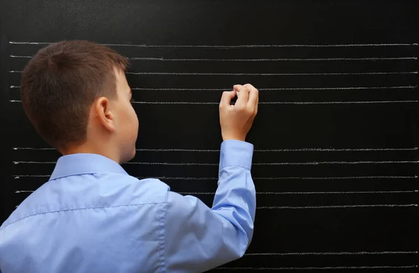 Anak Sekolah Muda Yang Lucu Menulis Papan Tulis — Stok Foto