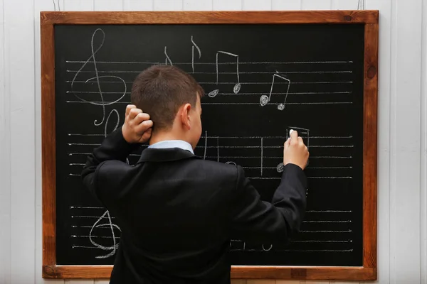 Jonge Leuke Schooljongen Staan Het Schoolbord Met Muzikale Notities — Stockfoto