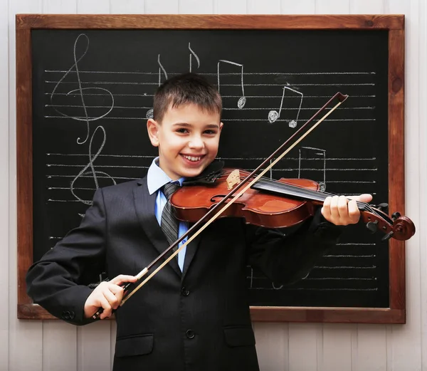 Giovane Scolaro Carino Suonare Violino Lavagna Con Note Musicali — Foto Stock