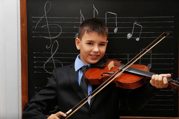 Jonge Leuke Schooljongen Spelen Van Viool Het Schoolbord Met Muzikale — Stockfoto