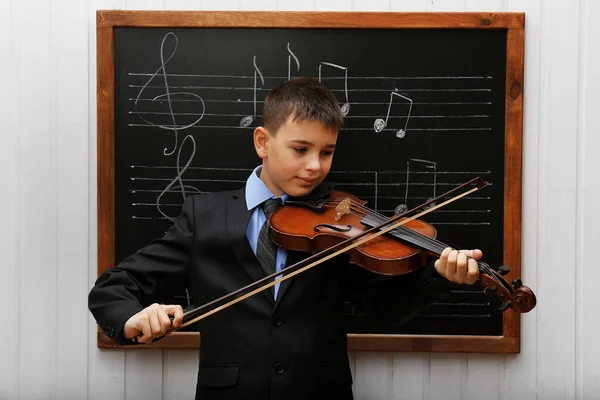 Ung Söt Skolpojke Spelar Fiol Svarta Tavlan Med Noter — Stockfoto