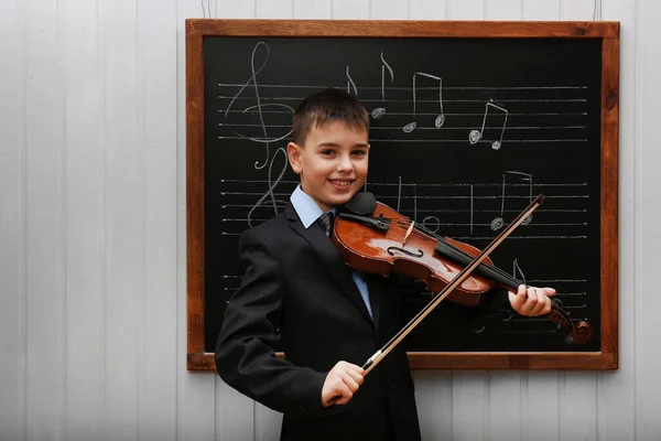 Ung Söt Skolpojke Spelar Fiol Svarta Tavlan Med Noter — Stockfoto