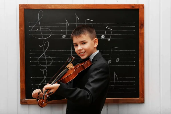 Ung Söt Skolpojke Spelar Fiol Svarta Tavlan Med Noter — Stockfoto