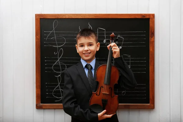 Jonge Leuke Schooljongen Houden Van Viool Het Schoolbord Met Muzikale — Stockfoto