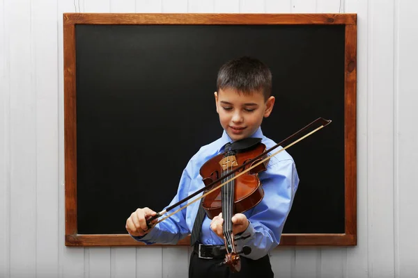 Giovane Scolaro Carino Suonare Violino Alla Lavagna — Foto Stock