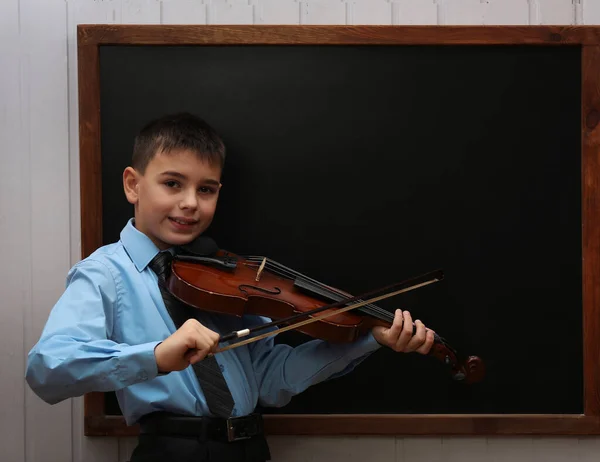 若いです可愛いです学生プレイザバイオリンでザ黒板 — ストック写真