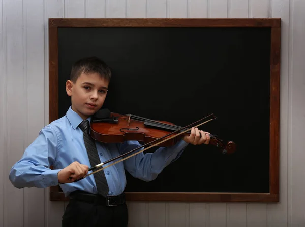 Ung Söt Skolpojke Spelar Fiol Vid Svarta Tavlan — Stockfoto