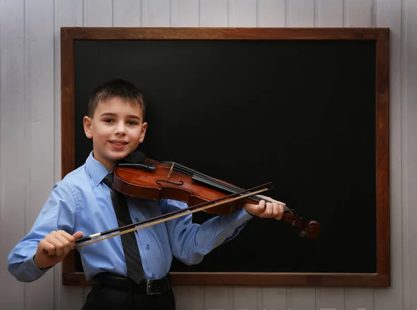 若いです可愛いです学生プレイザバイオリンでザ黒板 — ストック写真