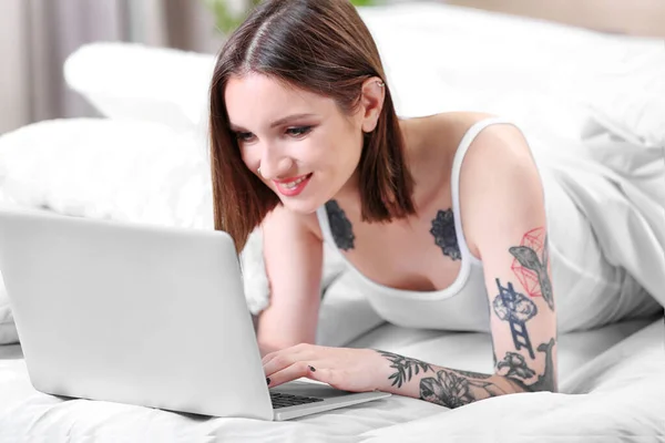 Mulher Com Laptop Deitado Sofá — Fotografia de Stock