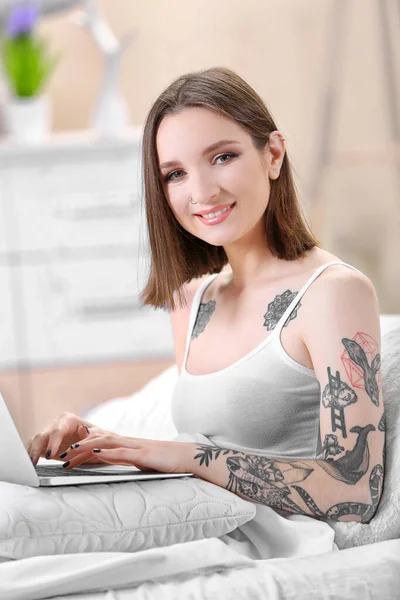 Woman Sitting Sofa Laptop — Stock Photo, Image