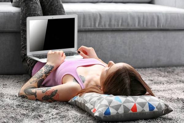 Vrouw Met Laptop Liggend Vloer Naast Bank — Stockfoto