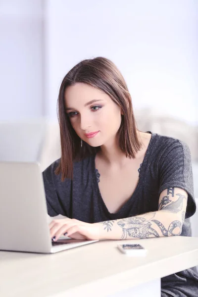 Woman Sitting Table Working Laptop — Stock Photo, Image