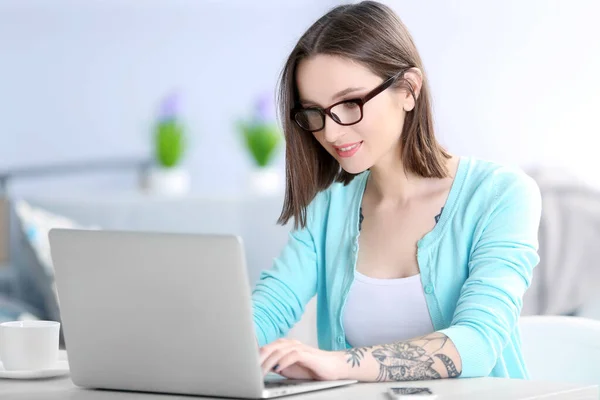 Woman Sitting Table Working Laptop — Stock Photo, Image