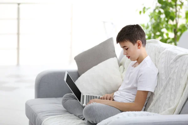 Kleine Jongen Met Laptop Een Bank Thuis — Stockfoto
