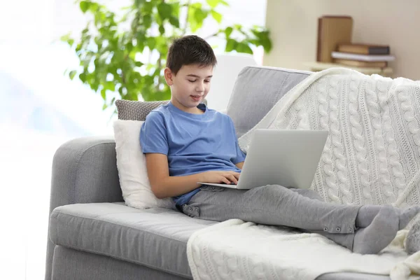 Kleine Jongen Met Laptop Een Bank Thuis — Stockfoto