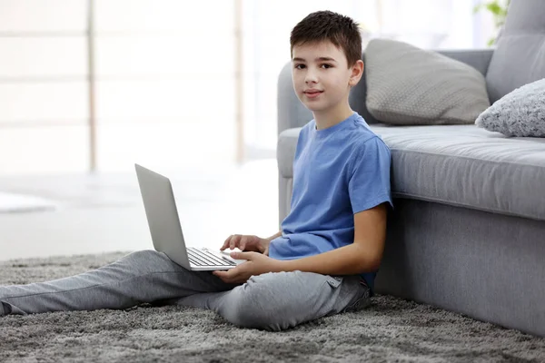 Mały Chłopiec Korzystający Laptopa Podłodze Domu — Zdjęcie stockowe