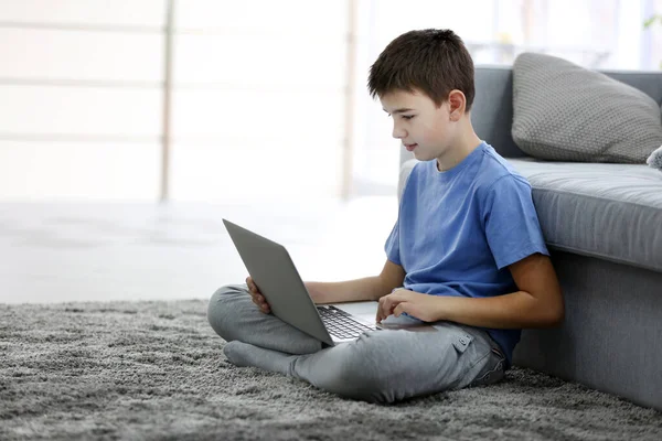 Μικρό Αγόρι Που Χρησιμοποιεί Φορητό Υπολογιστή Ένα Πάτωμα Στο Σπίτι — Φωτογραφία Αρχείου