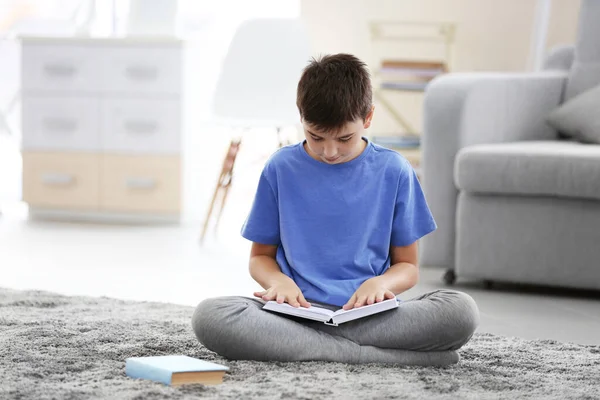 Kleiner Junge Liest Bücher Auf Einem Fußboden Hause — Stockfoto