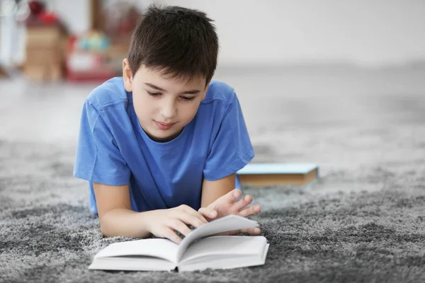 Menino Lendo Livro Andar Casa — Fotografia de Stock