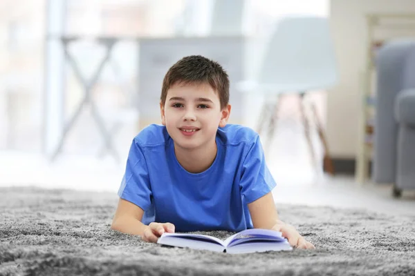 Μικρό Αγόρι Διαβάζει Βιβλίο Ένα Πάτωμα Στο Σπίτι — Φωτογραφία Αρχείου