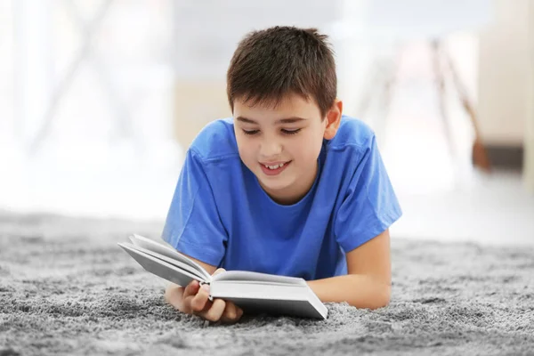 Menino Lendo Livro Andar Casa — Fotografia de Stock