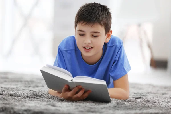 Kleiner Junge Liest Buch Auf Einem Fußboden Hause — Stockfoto