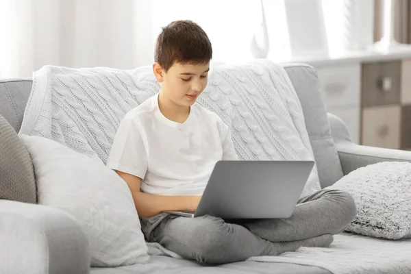 Jongen Met Laptop Een Bank Thuis — Stockfoto
