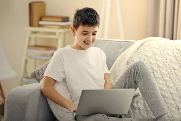 Αγόρι Που Χρησιμοποιεί Φορητό Υπολογιστή Καναπέ Στο Σπίτι — Φωτογραφία Αρχείου