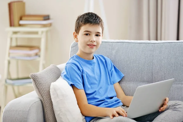 Jongen Met Laptop Zittend Een Bank Thuis — Stockfoto