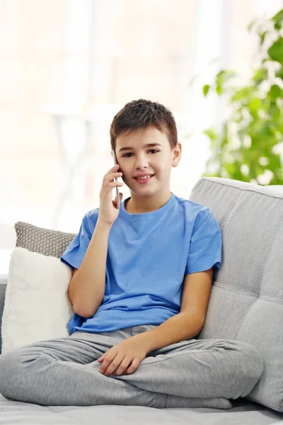 Хлопчик Використовує Свій Мобільний Телефон Вдома — стокове фото