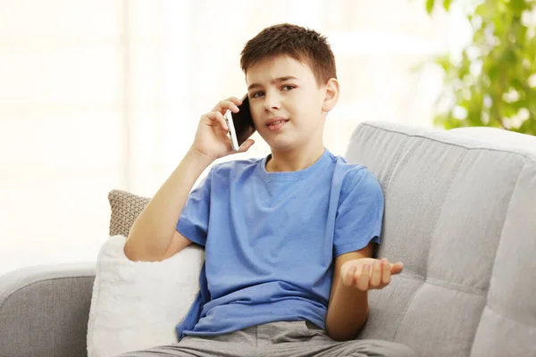 Menino Usando Seu Telefone Celular Casa — Fotografia de Stock