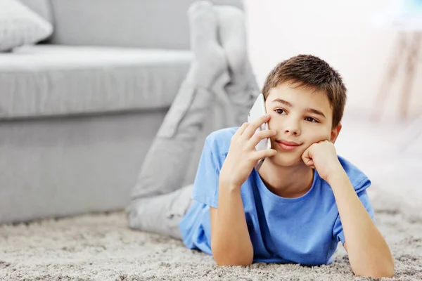 Хлопчик Використовує Свій Мобільний Телефон Вдома — стокове фото
