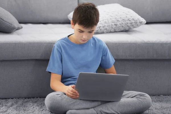 Jongen Met Laptop Een Tapijt Thuis — Stockfoto