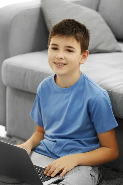 Jongen Met Laptop Zittend Een Tapijt Thuis — Stockfoto