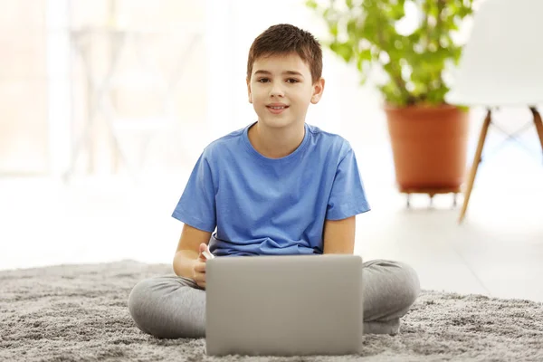 Menino Com Laptop Sentado Tapete Casa — Fotografia de Stock