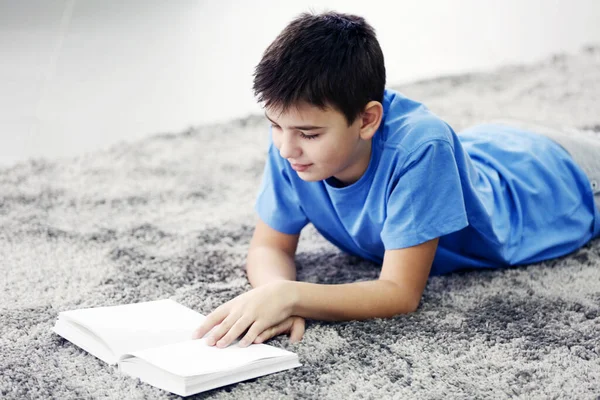 Junge Liest Buch Auf Einem Fußboden Hause — Stockfoto