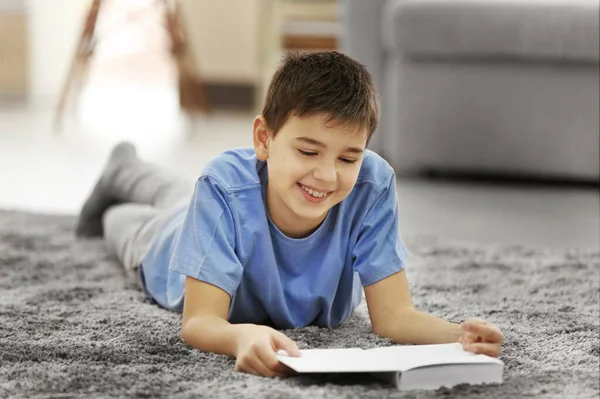 Junge Liest Buch Auf Einem Fußboden Hause — Stockfoto