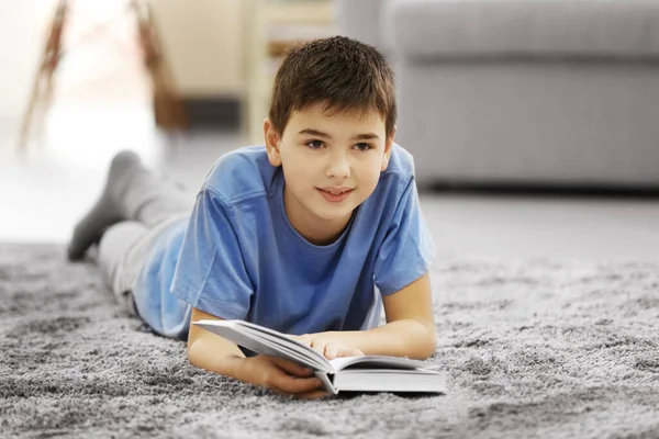 Junge Mit Buch Liegt Hause Auf Dem Boden — Stockfoto