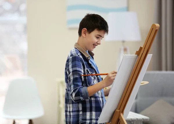 Мальчик Рисует Мольберте Дома — стоковое фото
