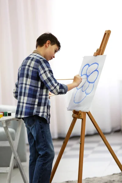 Junge Zeichnet Hause Auf Staffelei — Stockfoto