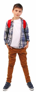 Kırmızı sırt çantalı şirin bir çocuk, beyaz tenli.