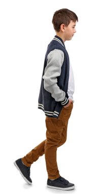 Tatlı küçük çocuk sağa gidiyor, beyaz üzerine izole edilmiş.