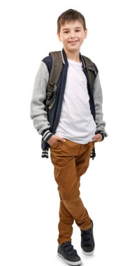 Gri sırt çantalı, beyaz tenli, şirin bir çocuk.