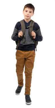 Gri sırt çantalı, beyaz tenli, şirin bir çocuk.