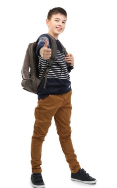 Gri sırt çantalı, beyaz tenli mutlu küçük çocuk.