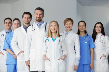 Bir grup doktor ve hemşire hastanenin içinde,