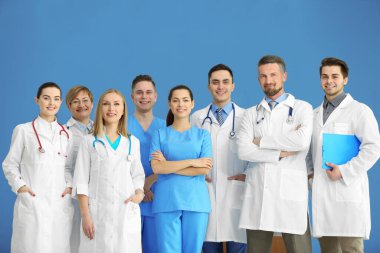 Bir grup doktor ve hemşire hastanenin içinde,