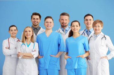 Bir grup doktor ve hemşire hastanenin içinde,