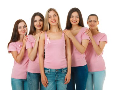 Beyaz arka planda pembe gömlekli güzel genç kadınlar. Göğüs kanseri kavramı