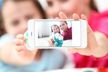 Anne ve kızı Paskalya 'da selfie çekiyor.